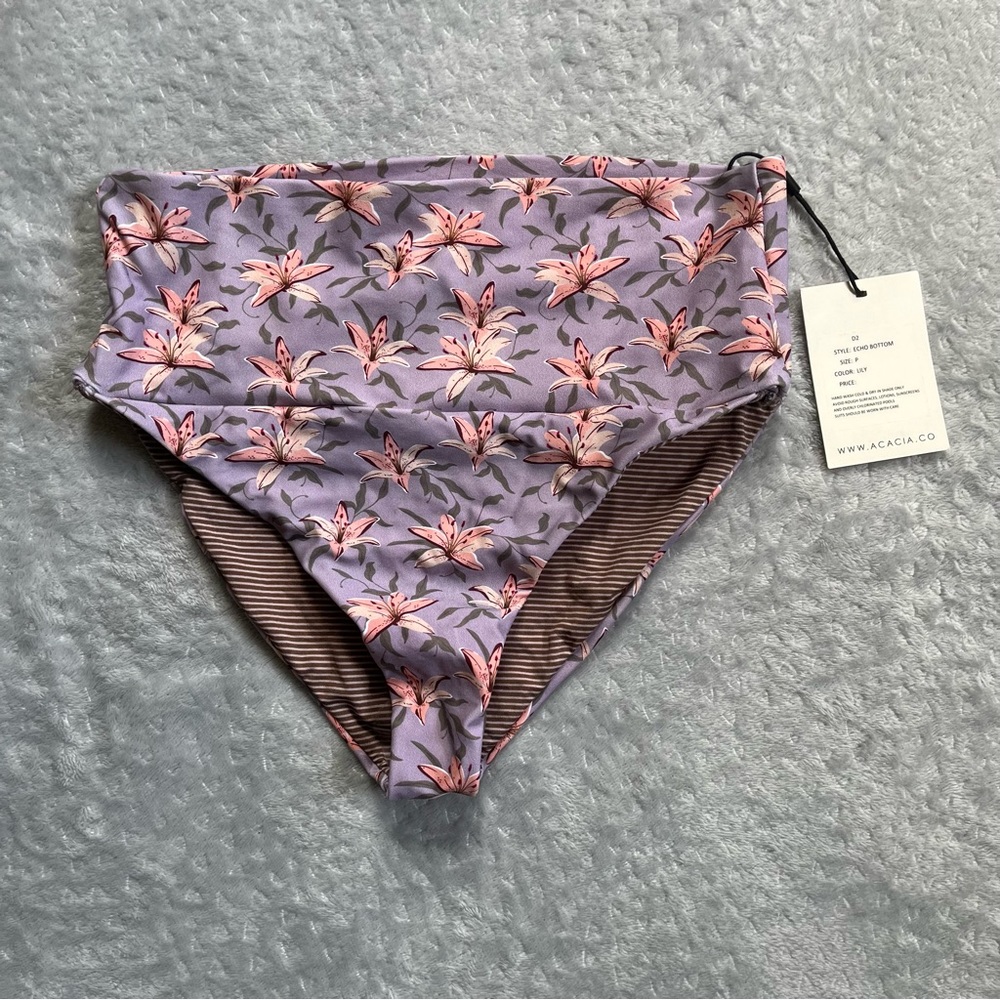 Acacia echo bottoms in lily petite